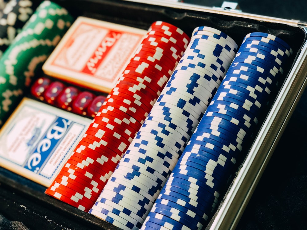 Set chip poker profesional di atas meja gelap