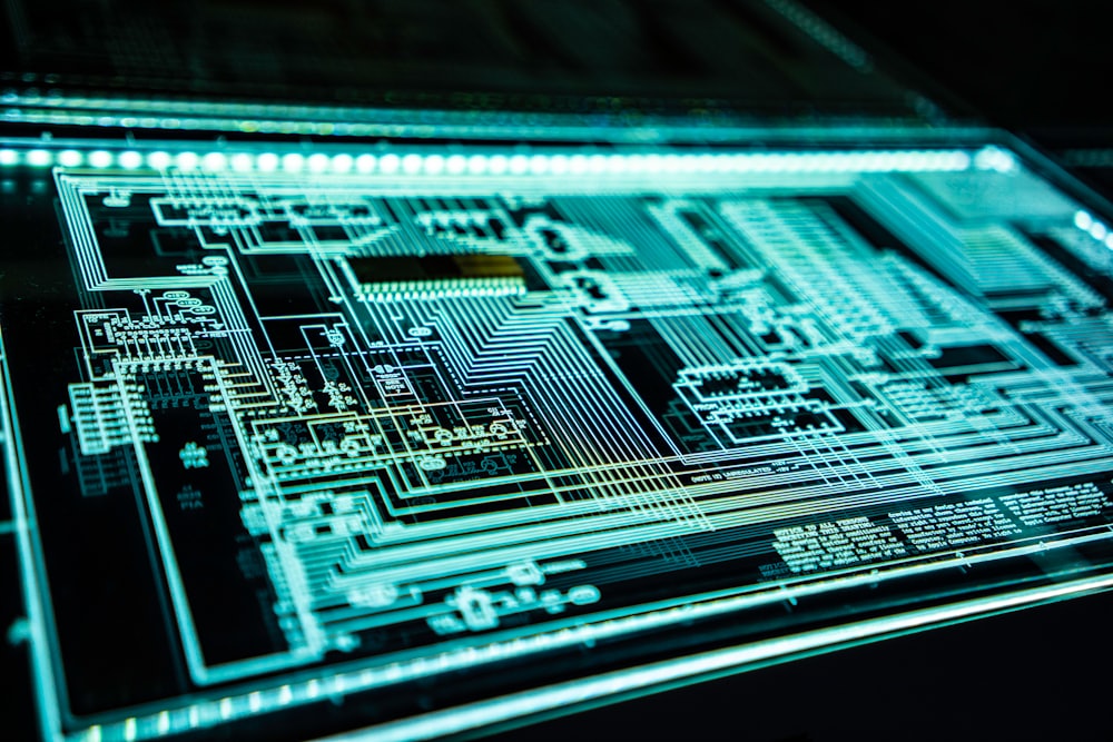 Papan sirkuit elektronik dengan cahaya keamanan digital