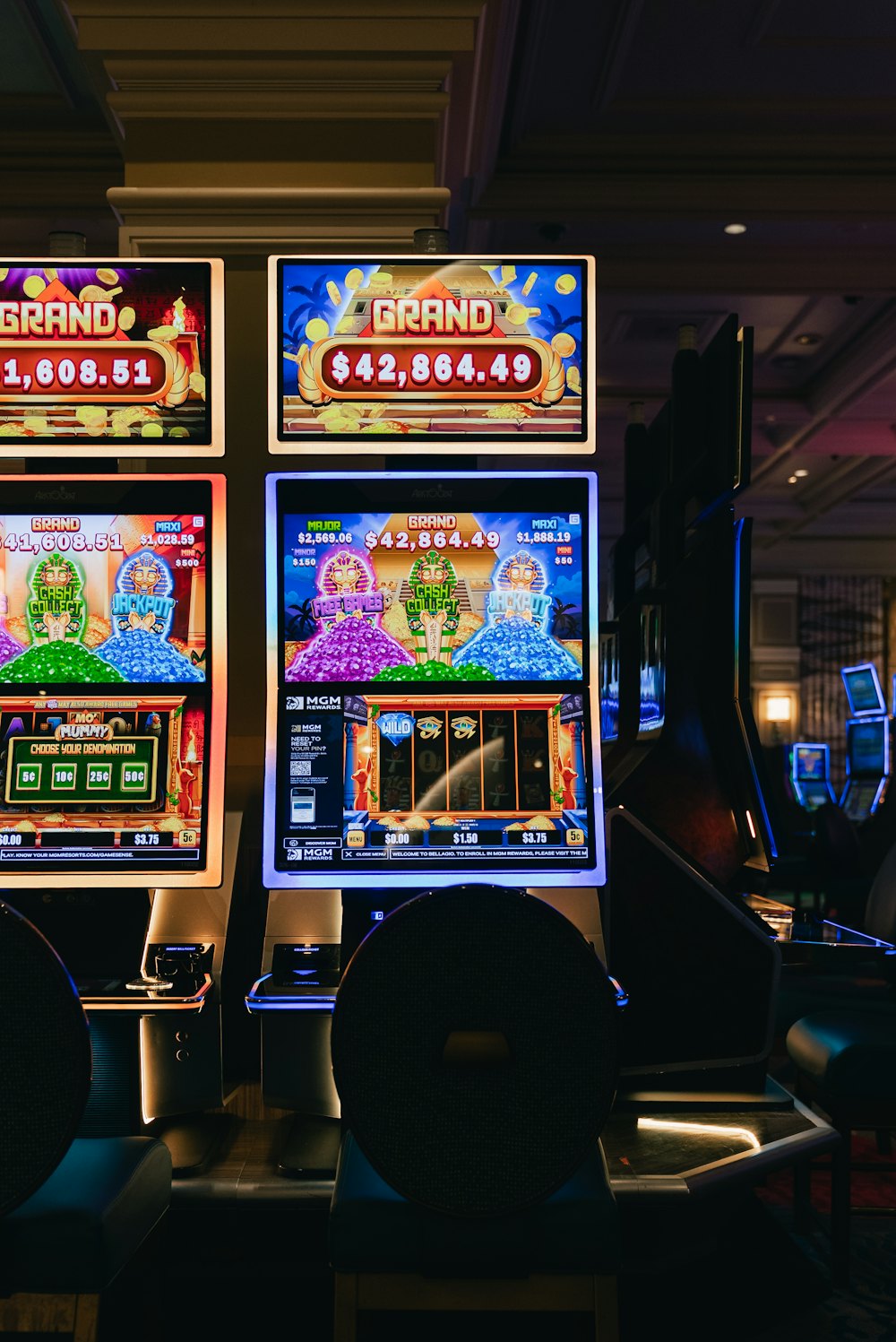 Barisan mesin slot menyala di ruangan gelap