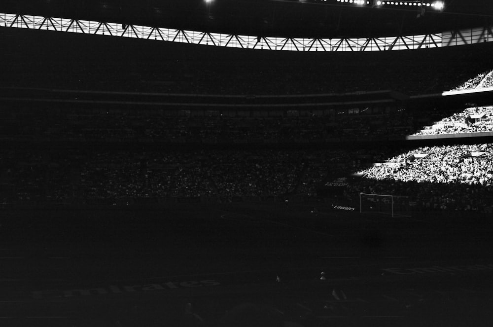 Stadion bola dengan lampu sorot menyala malam hari